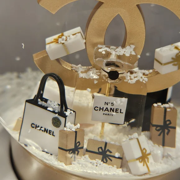 Chanel #5 Gorgeous  Snow Globe with Gold base - Picture 5 of 7
